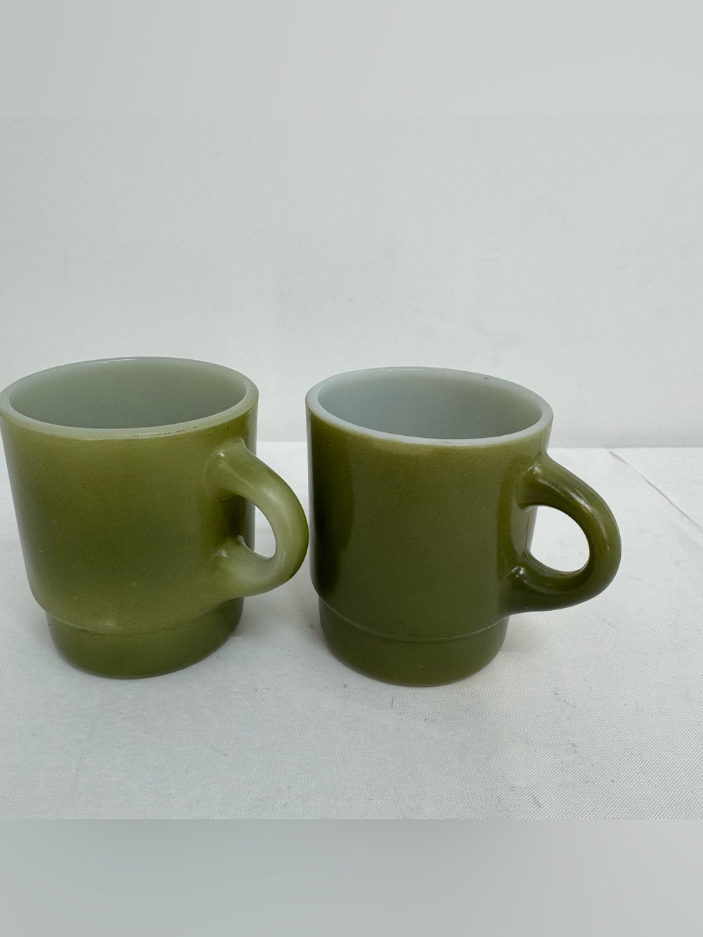 2 Vintage   Anchor Hocking Fire King D Handle 2 Mugs Green